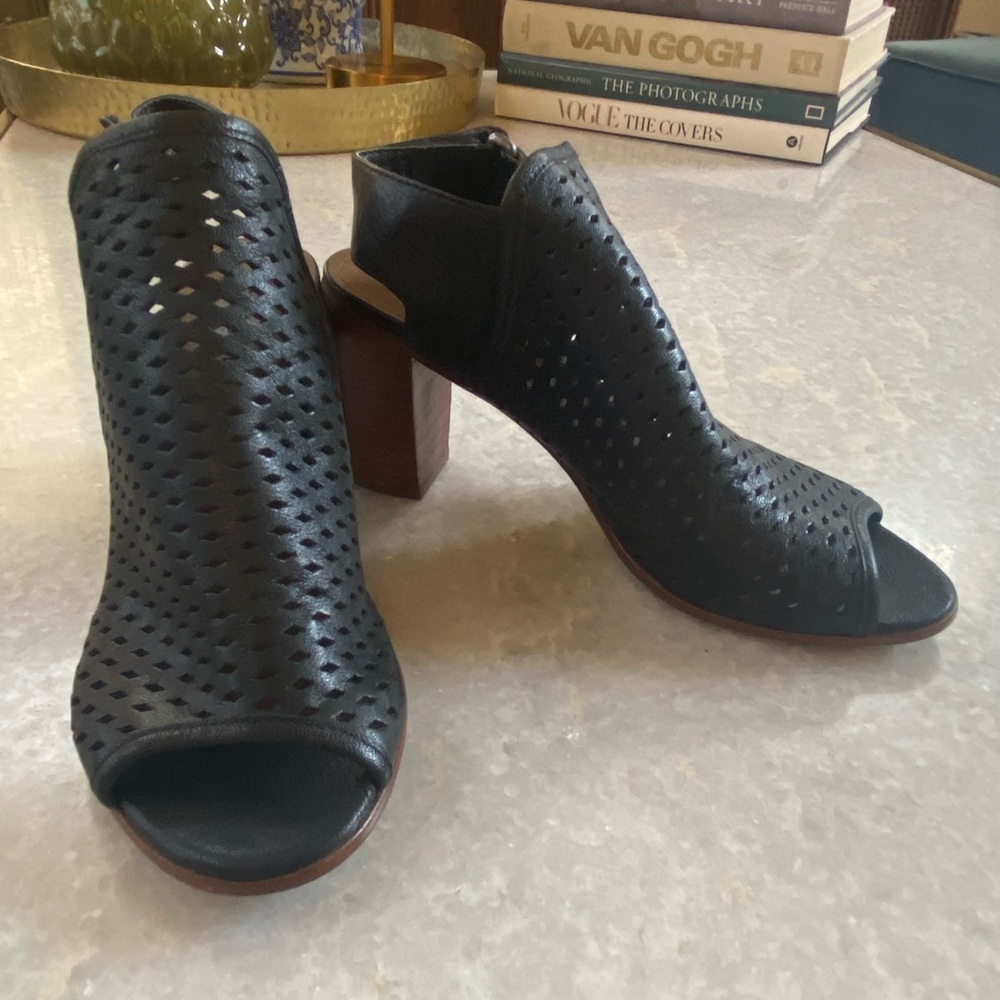 Steve Madden Size 7 Women's Black Perforated Peep-Toe Block Heels